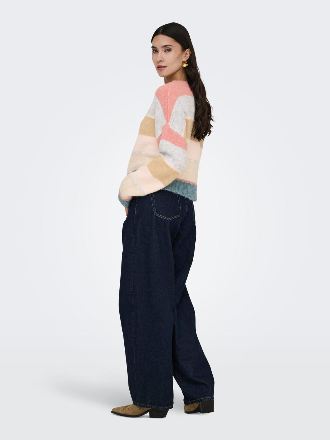 model_shot-back
